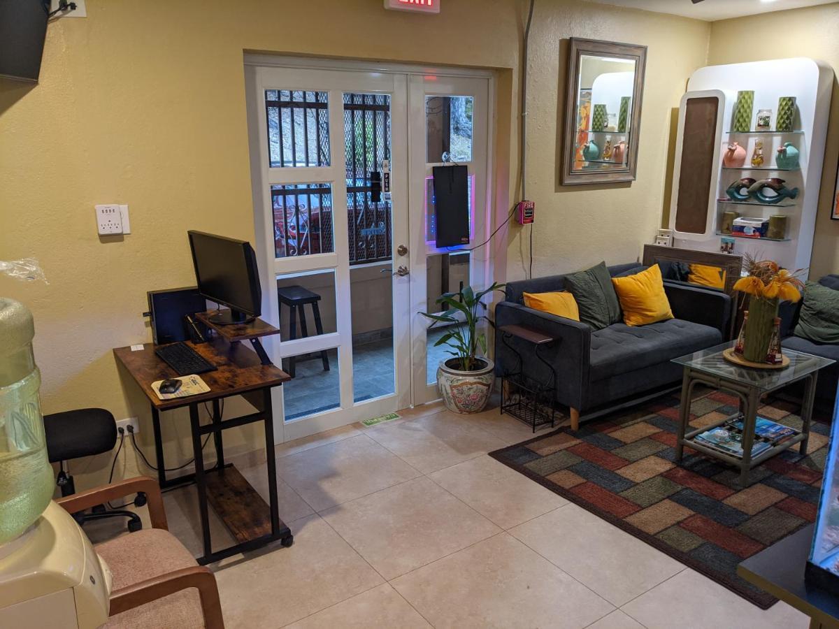 Midtown Guest House Carlota Amalia Exterior foto