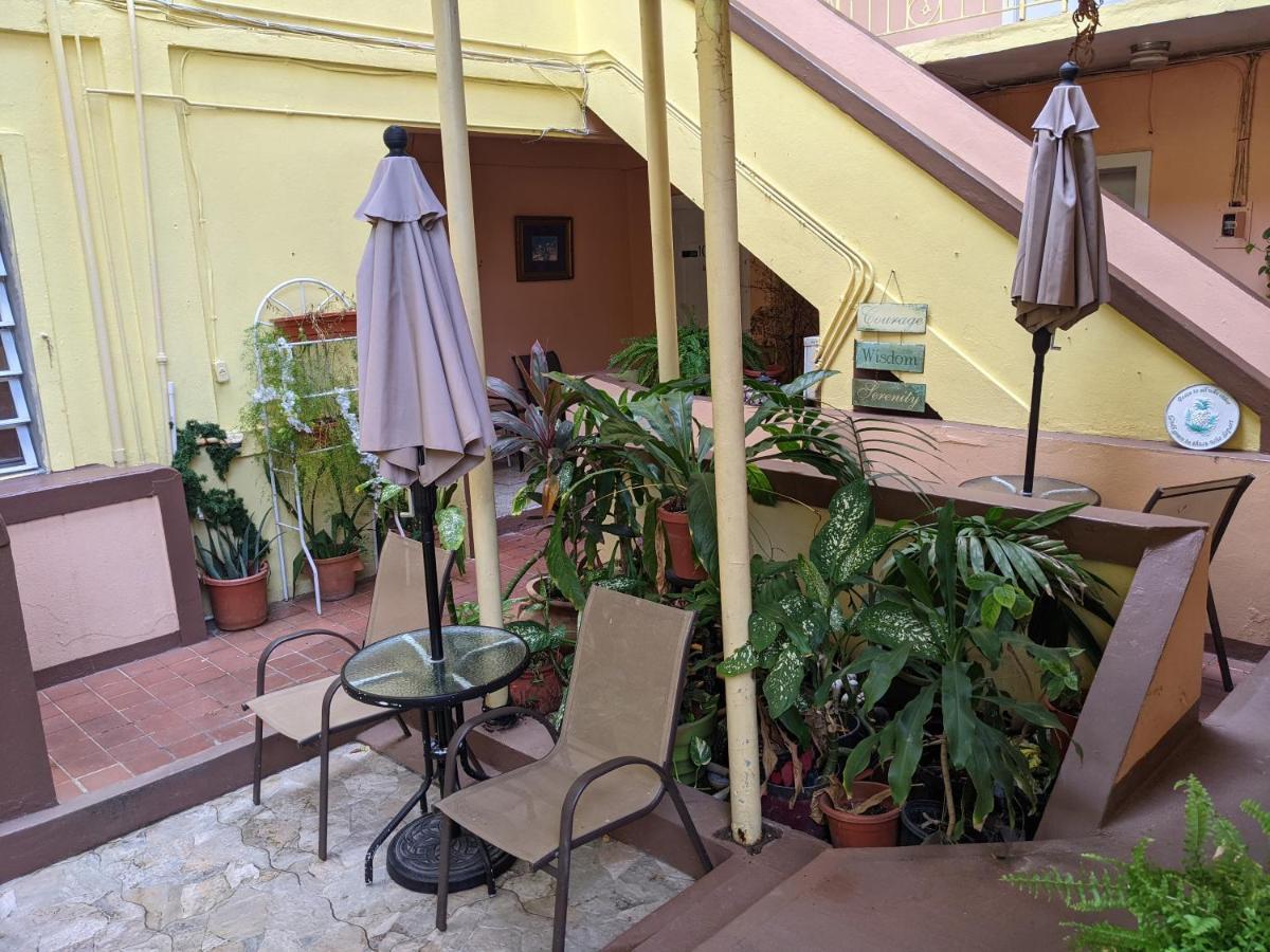 Midtown Guest House Carlota Amalia Exterior foto