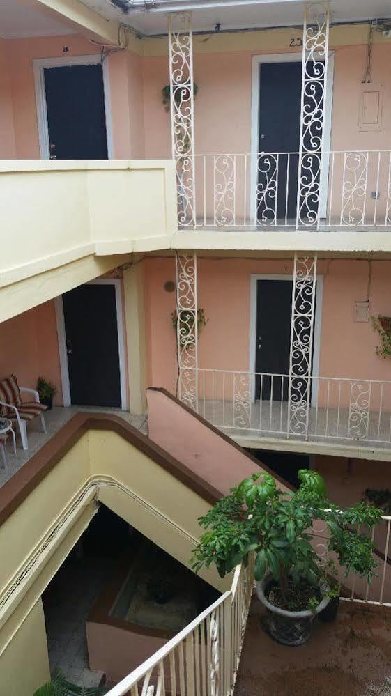 Midtown Guest House Carlota Amalia Exterior foto